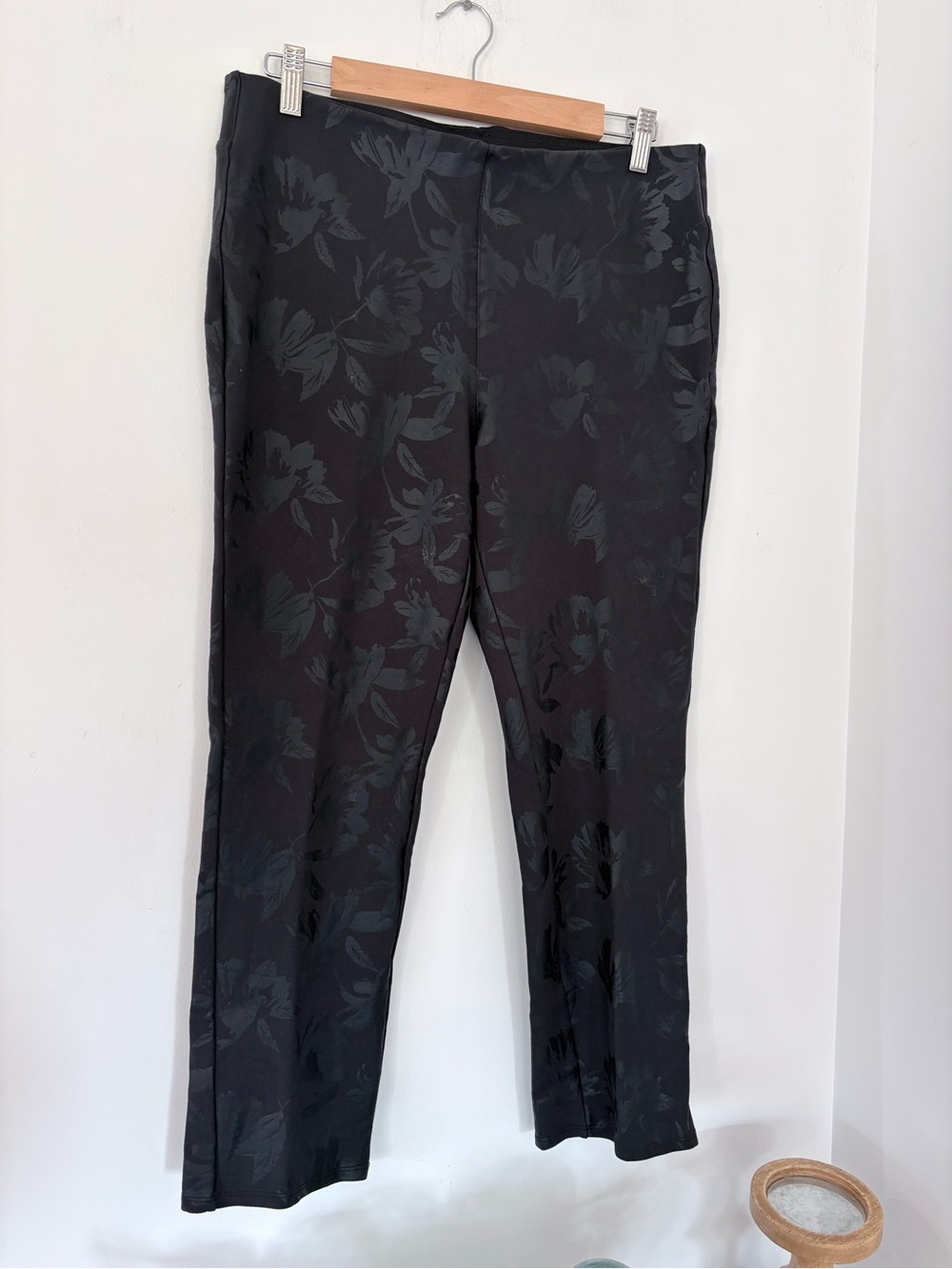 SOFT SURROUNDINGS Sz PM Black Pants Perfect Ponte Floral Pull-On Straight Gothic